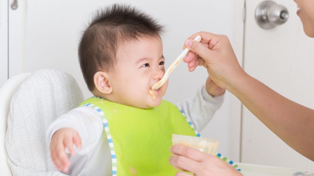 When to start feeding solid foods to baby - Age